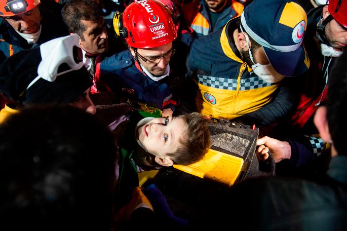 Kartal'da çöken binadan kareler