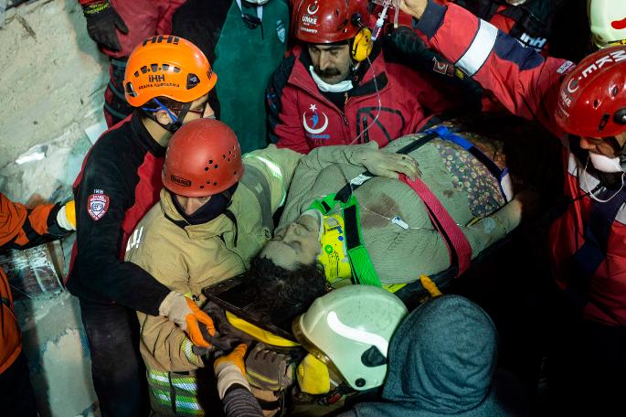 Kartal'da çöken binadan kareler