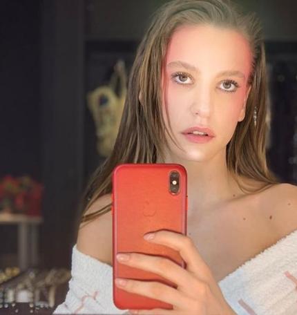 Serenay Sarıkaya hastaneye kaldırıldı!