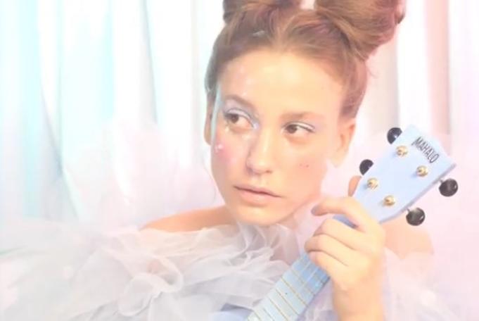 Serenay Sarıkaya hastaneye kaldırıldı!