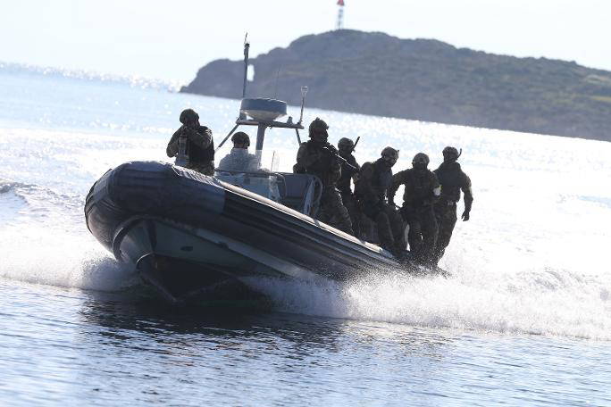 Deniz komandolarından çıkarma harekatı