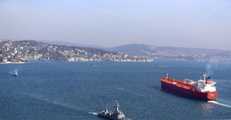 11 savaş gemisi aynı anda İstanbul Boğazı'nda