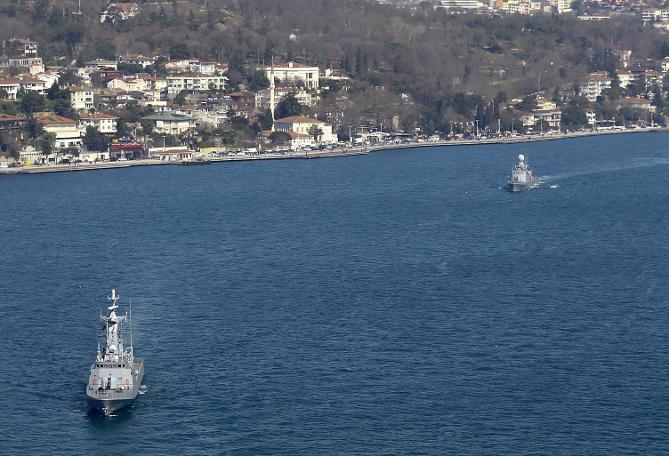 11 savaş gemisi aynı anda İstanbul Boğazı'nda