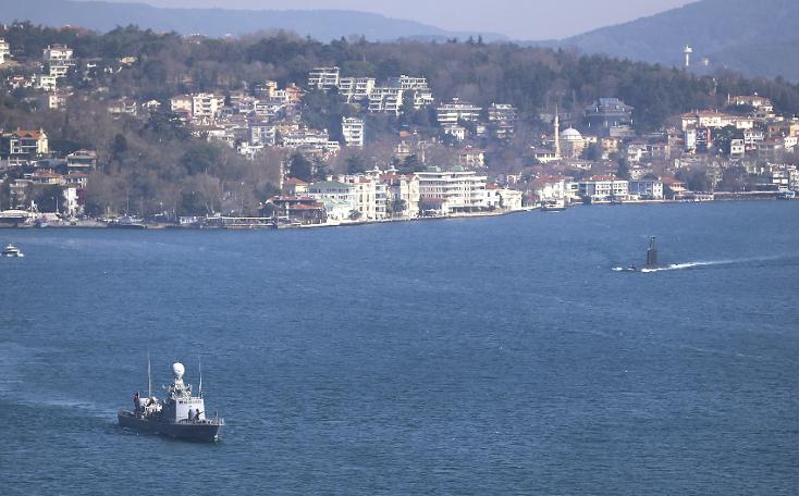 11 savaş gemisi aynı anda İstanbul Boğazı'nda