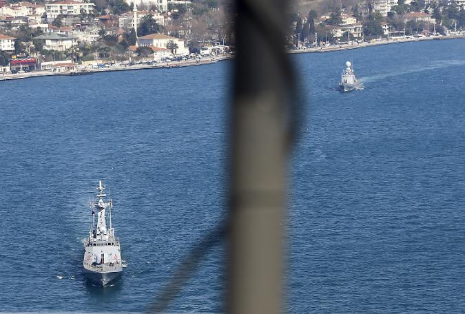 11 savaş gemisi aynı anda İstanbul Boğazı'nda