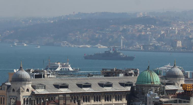 11 savaş gemisi aynı anda İstanbul Boğazı'nda