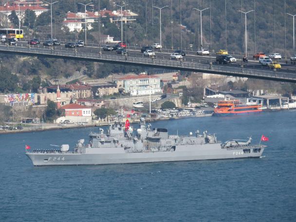 11 savaş gemisi aynı anda İstanbul Boğazı'nda