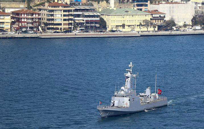 11 savaş gemisi aynı anda İstanbul Boğazı'nda