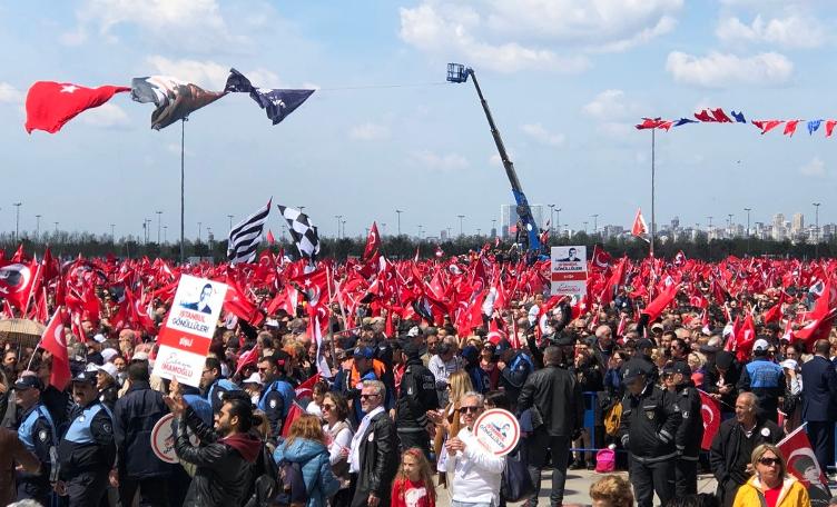 Onbinlerci kişi Maltepe'de buluştu