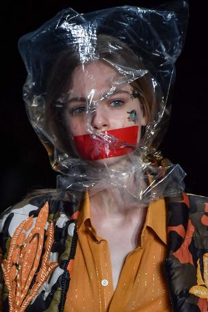 Poşetli mankenler ilgi çekti