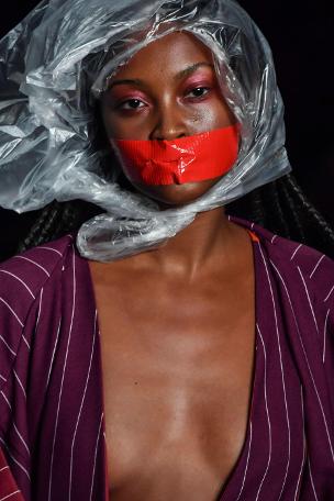 Poşetli mankenler ilgi çekti