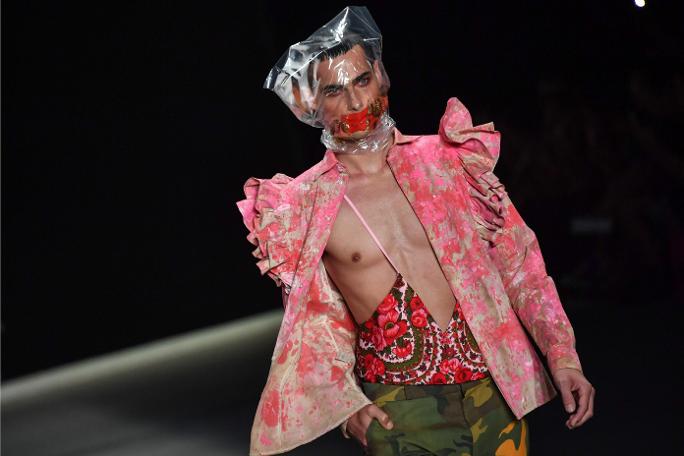 Poşetli mankenler ilgi çekti