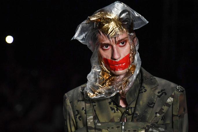 Poşetli mankenler ilgi çekti