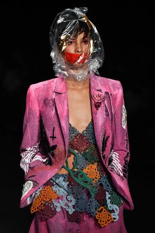 Poşetli mankenler ilgi çekti