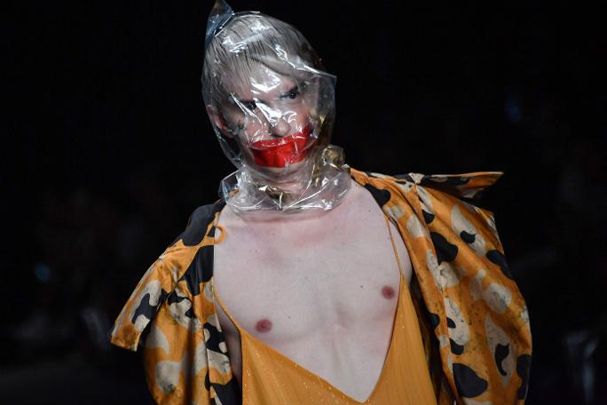 Poşetli mankenler ilgi çekti