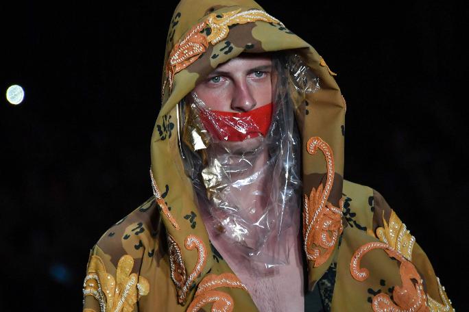 Poşetli mankenler ilgi çekti