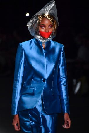 Poşetli mankenler ilgi çekti