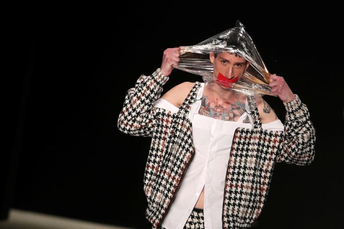 Poşetli mankenler ilgi çekti