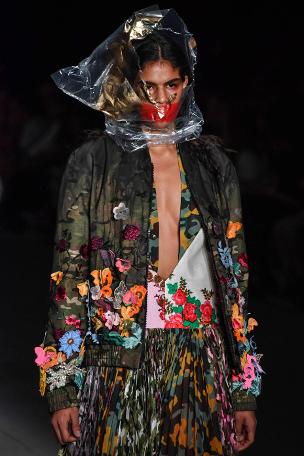 Poşetli mankenler ilgi çekti