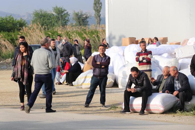 Saatlerdir yanan fabrikayı böyle izlediler