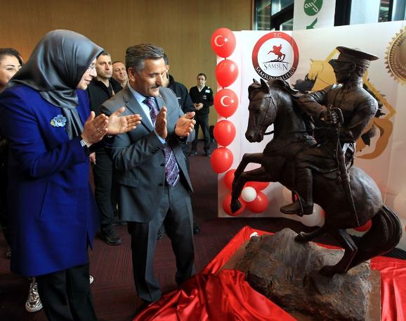 500 kilogram çikolatadan Atatürk Anıtı