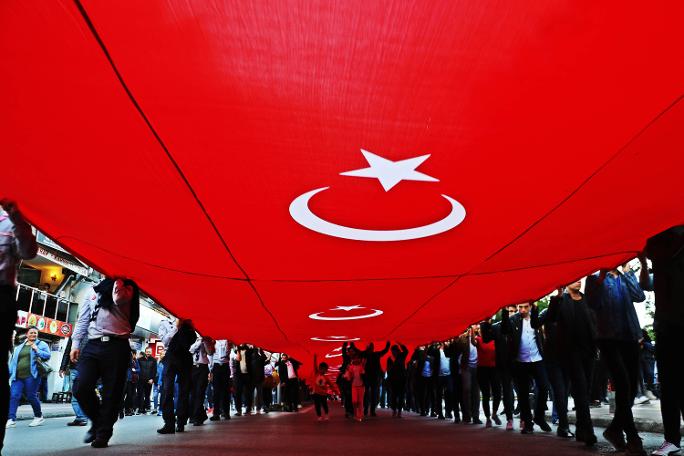 1919 metre Türk bayrağı ile şehir turu