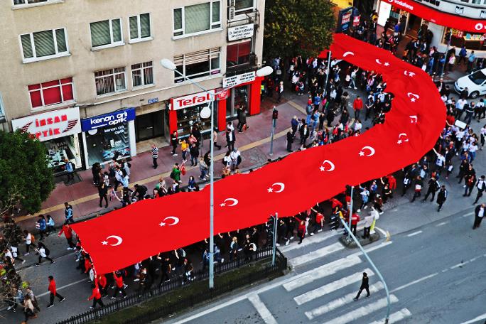 1919 metre Türk bayrağı ile şehir turu