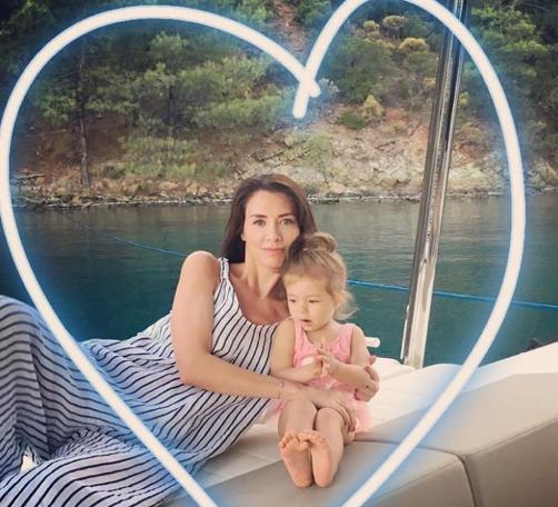 Nefise Karatay'ın kızıyla fotoğrafına yorum yağdı