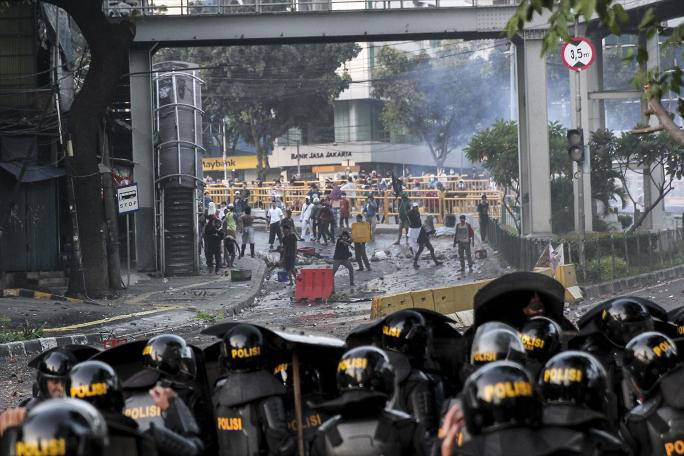 Endonezya'da seçim sonucu ülkeyi karıştırdı