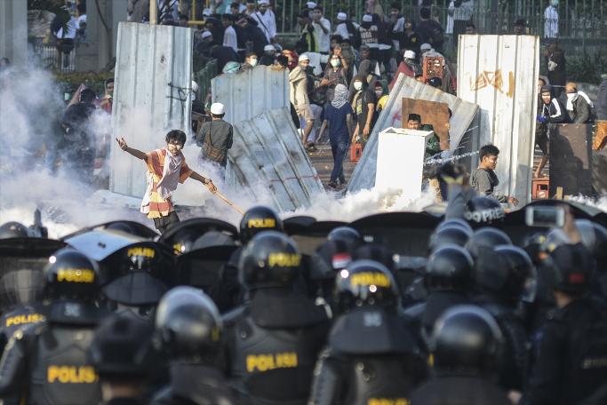 Endonezya'da seçim sonucu ülkeyi karıştırdı