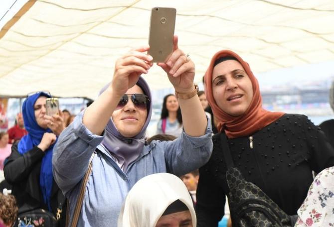 İmamoğlu, Maltepeli kadınlarla tekne turunda buluştu