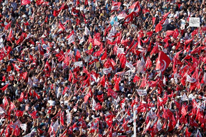 İmamoğlu'ndan Atatürk ve halkla yeni başlangıç: Saraçhane'den tarihi kareler