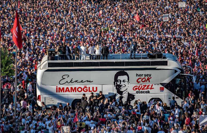 İmamoğlu'ndan Atatürk ve halkla yeni başlangıç: Saraçhane'den tarihi kareler