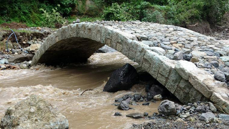 Araklı'da sadece tarihi köprü ayakta kaldı