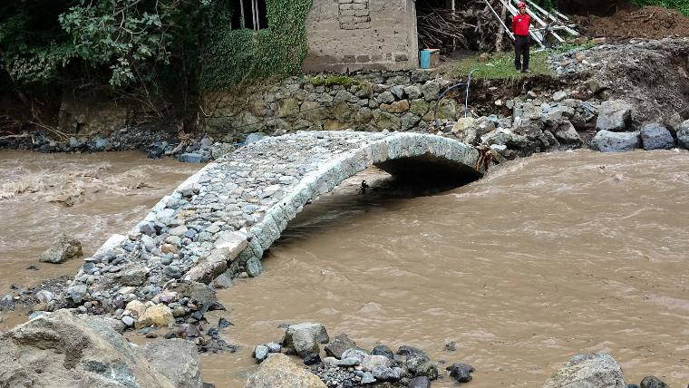 Araklı'da sadece tarihi köprü ayakta kaldı