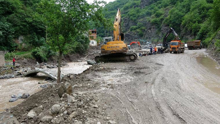 Araklı'da sadece tarihi köprü ayakta kaldı
