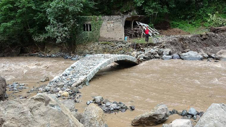 Araklı'da sadece tarihi köprü ayakta kaldı
