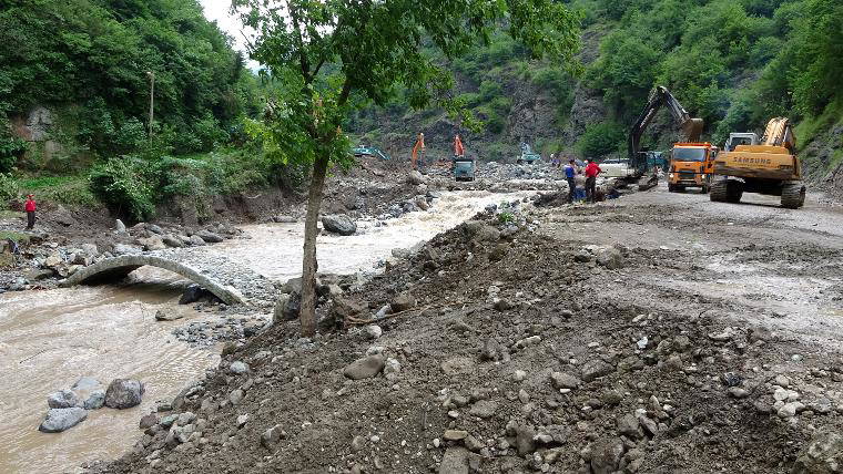 Araklı'da sadece tarihi köprü ayakta kaldı