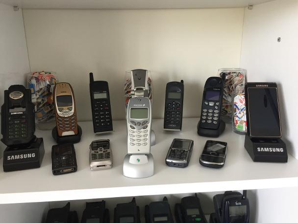 15 yıldır cep telefonu biriktiriyor