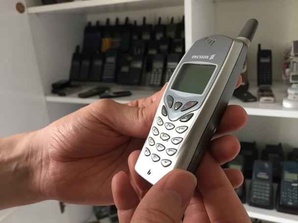 15 yıldır cep telefonu biriktiriyor