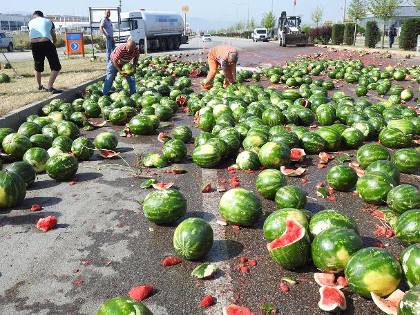 TIR devrildi, yol karpuz tarlasına döndü (03.06.2019)
