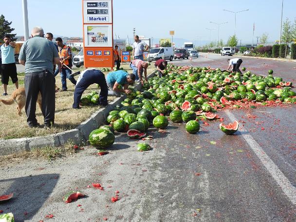 TIR devrildi, yol karpuz tarlasına döndü (03.06.2019)