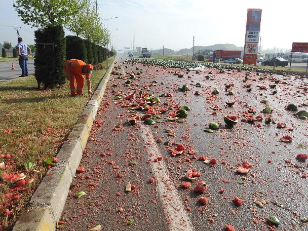 TIR devrildi, yol karpuz tarlasına döndü (03.06.2019)