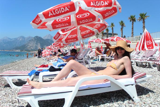 Antalya'da iki ayrı manzara: Bir tarafta deniz ve güneş bir tarafta kar