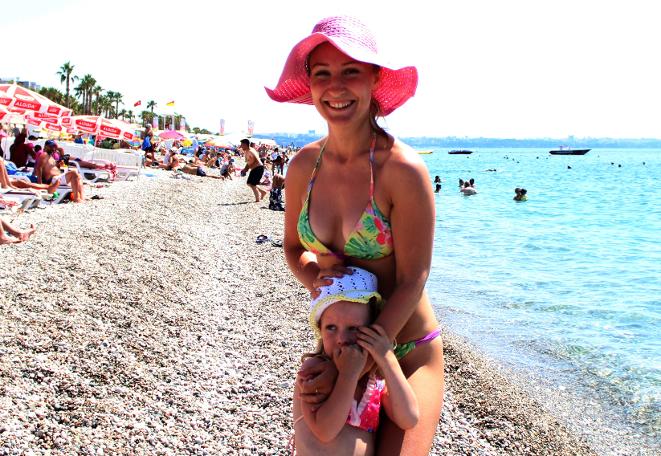 Antalya'da iki ayrı manzara: Bir tarafta deniz ve güneş bir tarafta kar