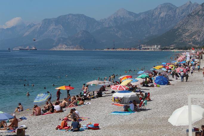 Antalya'da iki ayrı manzara: Bir tarafta deniz ve güneş bir tarafta kar