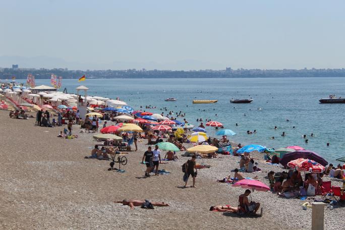 Antalya'da iki ayrı manzara: Bir tarafta deniz ve güneş bir tarafta kar