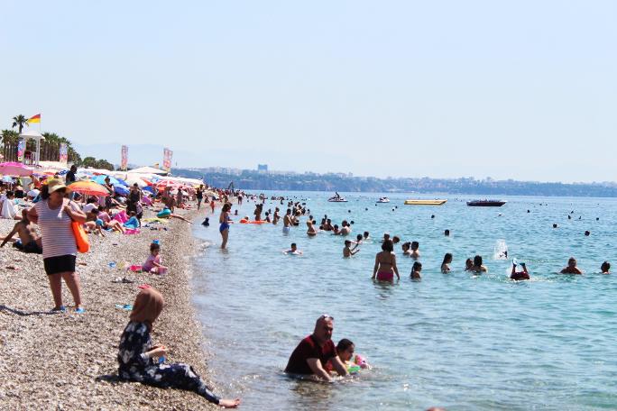 Antalya'da iki ayrı manzara: Bir tarafta deniz ve güneş bir tarafta kar
