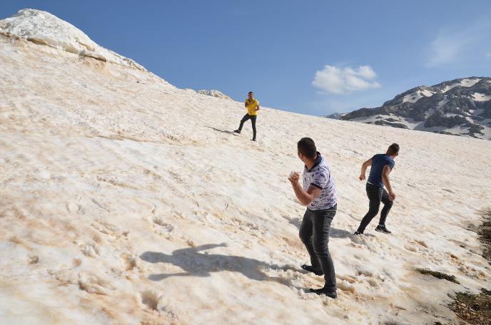Antalya'da iki ayrı manzara: Bir tarafta deniz ve güneş bir tarafta kar