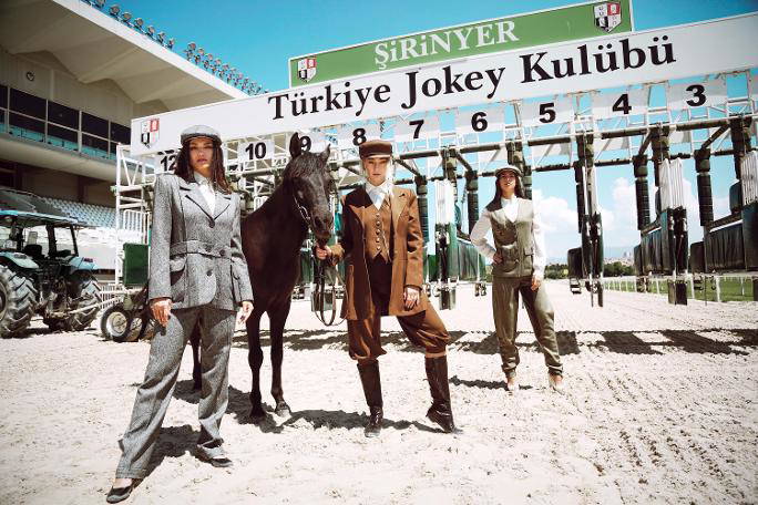 Hipodromda defile ve yarış heyecanı